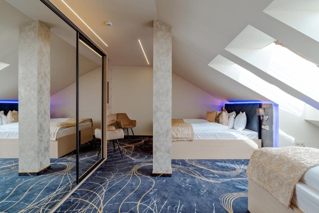 Deluxe Family Suite room - Image 3