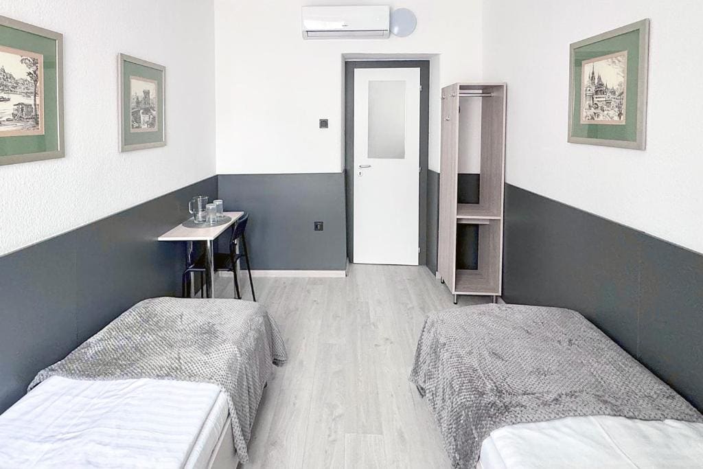 Budget Twin Room with Shared Bathroom room - Image 2