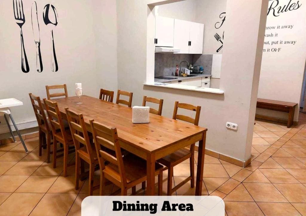 Large Family Room with Air Conditioning with Shared Bathroom room - Image 3