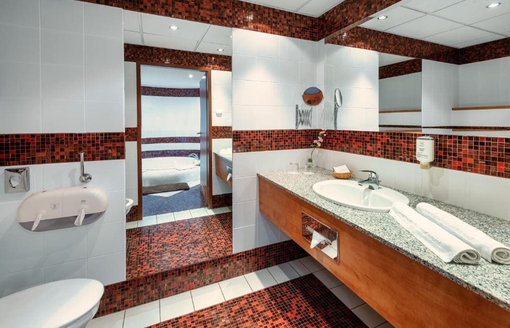 Deluxe Suite with Balcony and Air-conditioning room - Image 3