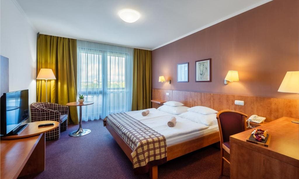 Double Room with Balcony and Air-conditioning room - Image 2