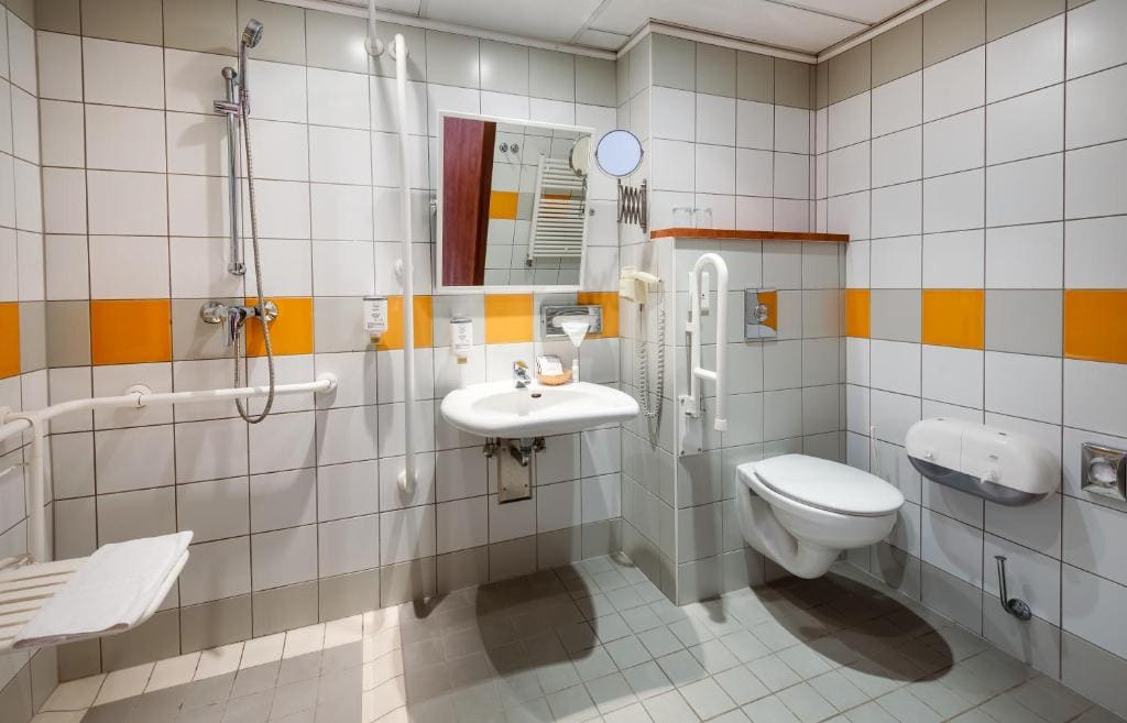 Twin Room - Disability Access and Air-conditioning room - Image 2