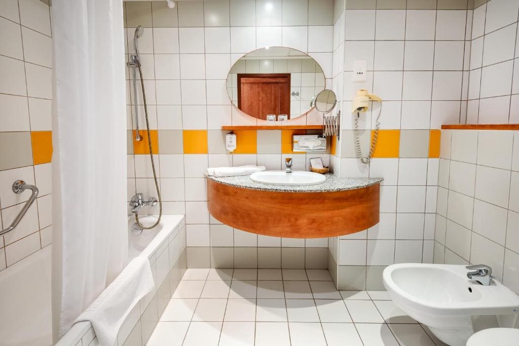 Junior Suite with Balcony and Air-conditioning room - Image 2