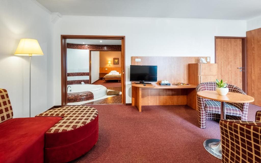Deluxe Suite with Balcony and Air-conditioning room - Image 2