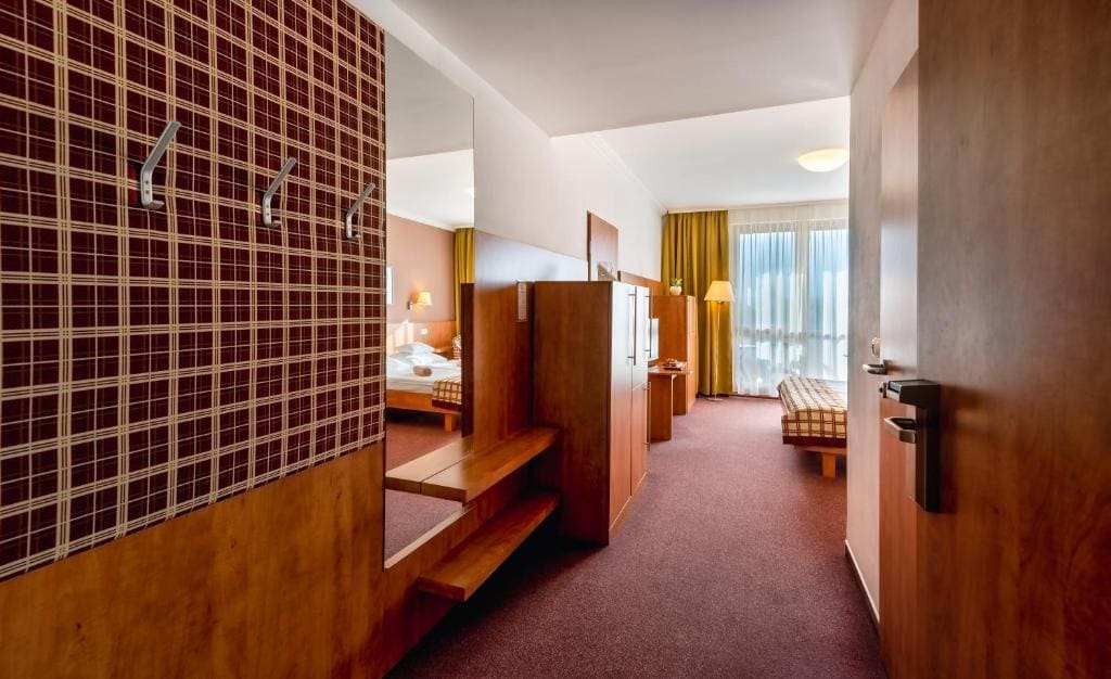 Twin Room - Disability Access and Air-conditioning room - Image 3