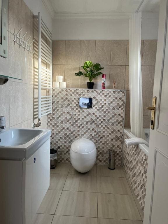 Deluxe Double Room with Bath room - Image 3