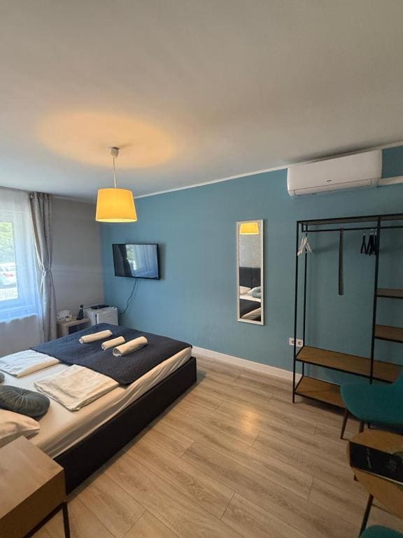Deluxe Double Room with Shower room - Image 3