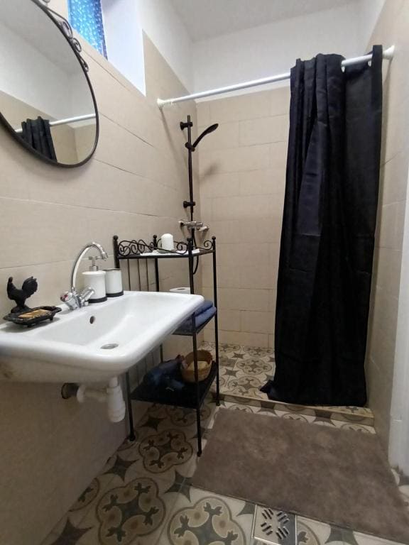Deluxe Double Room with Shower room - Image 1