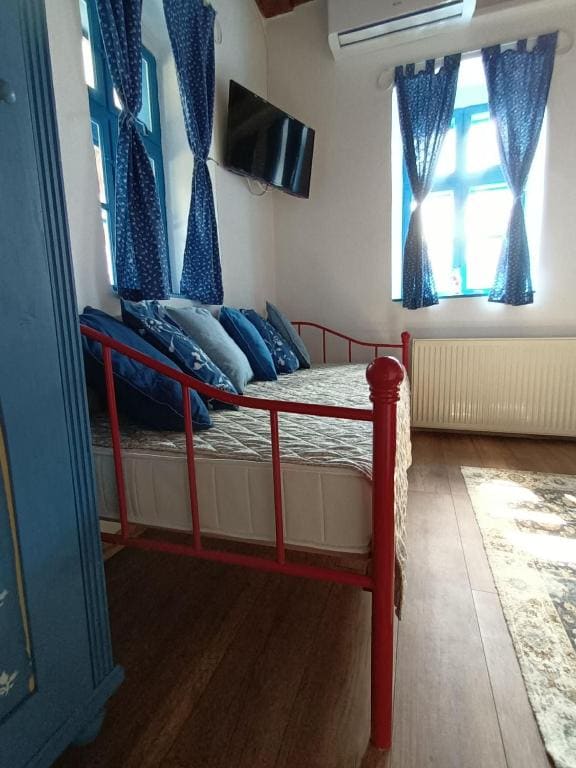 Queen Room - Disability Access room - Image 3