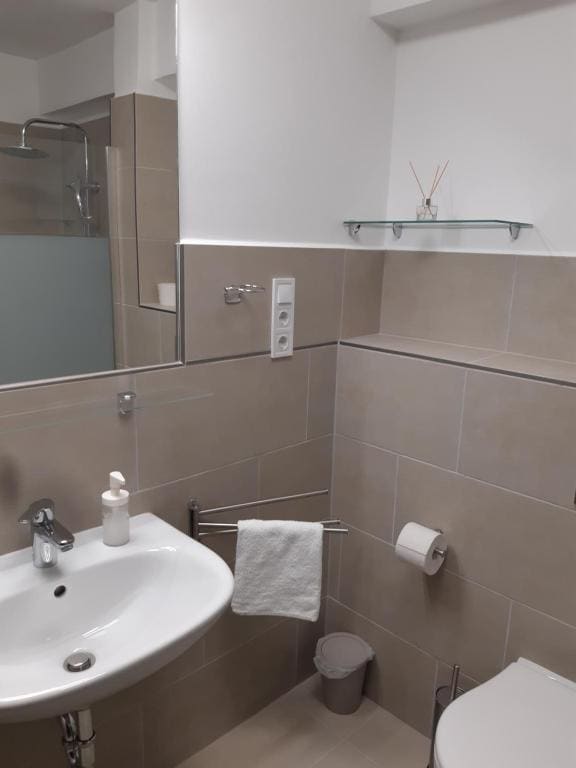 Single Room with Private Bathroom room - Image 1