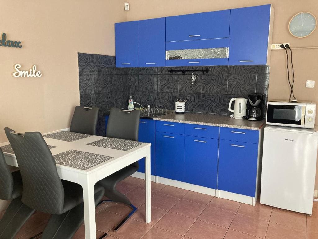 One-Bedroom Apartment room - Image 1