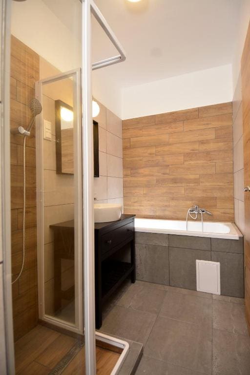 Quadruple Room with Bath room - Image 3