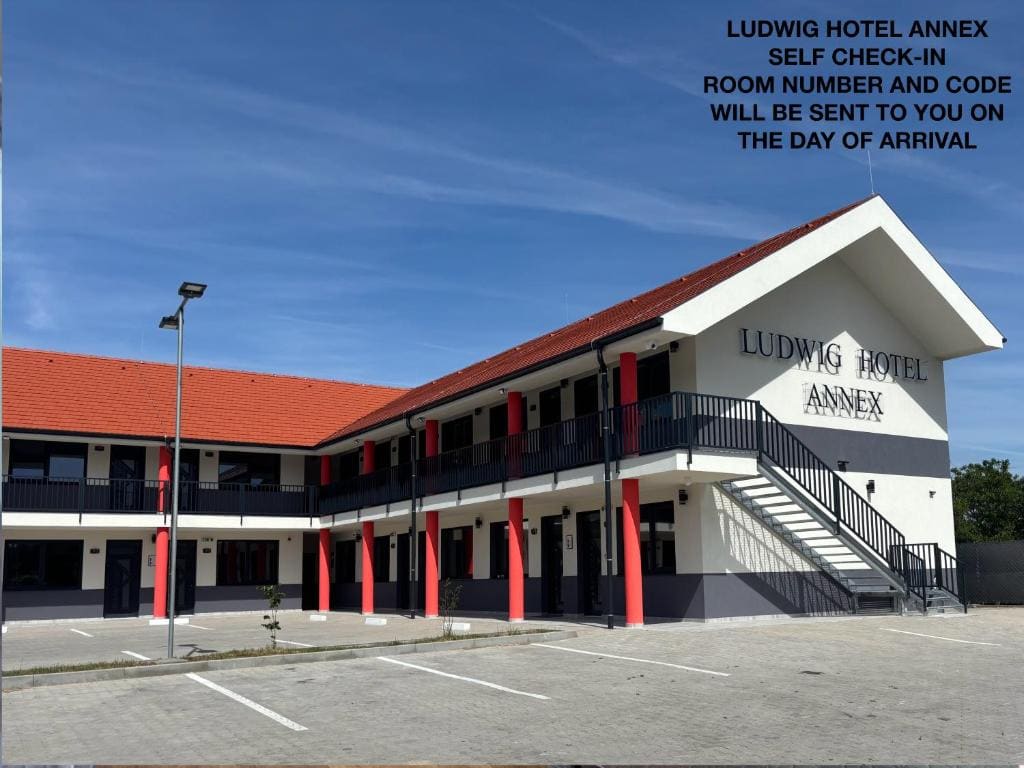 Ludwig Hotel Annex - Superior Twin Room room - Image 2