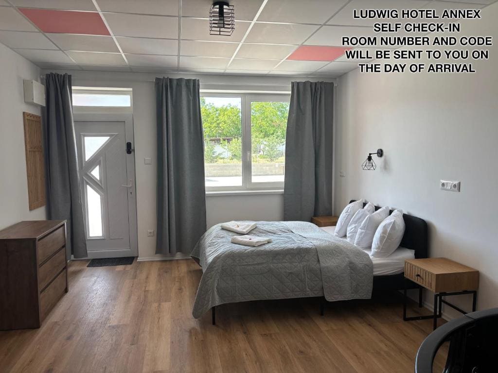 Ludwig Hotel Annex - Double Room with Spa Bath room - Image 2