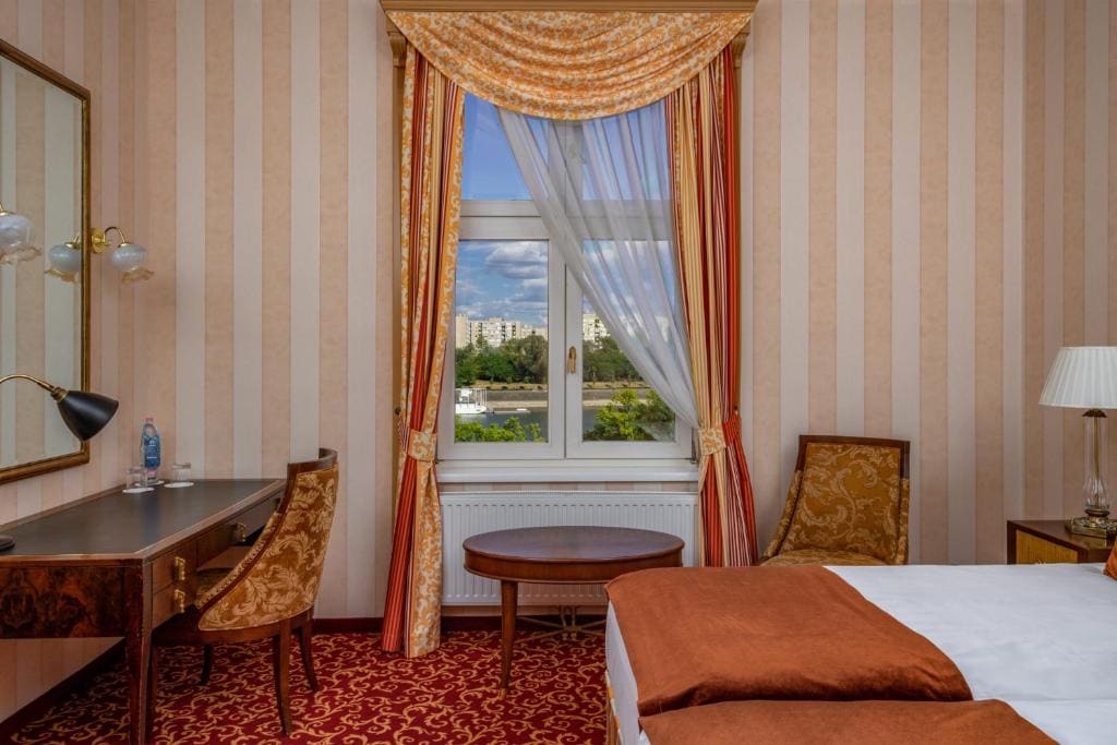Deluxe Twin Room with Wellness and Fitness Access room - Image 2