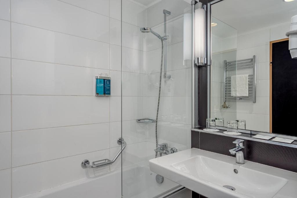 Deluxe Twin Room with Wellness and Fitness Access room - Image 3
