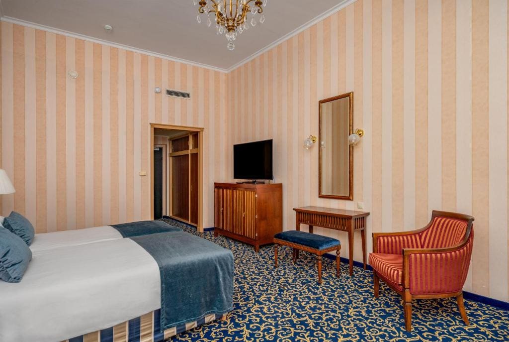 Deluxe Plus Twin Room with Wellness and Fitness Access room - Image 3