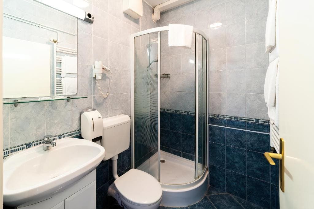 Standard Triple Room room - Image 3