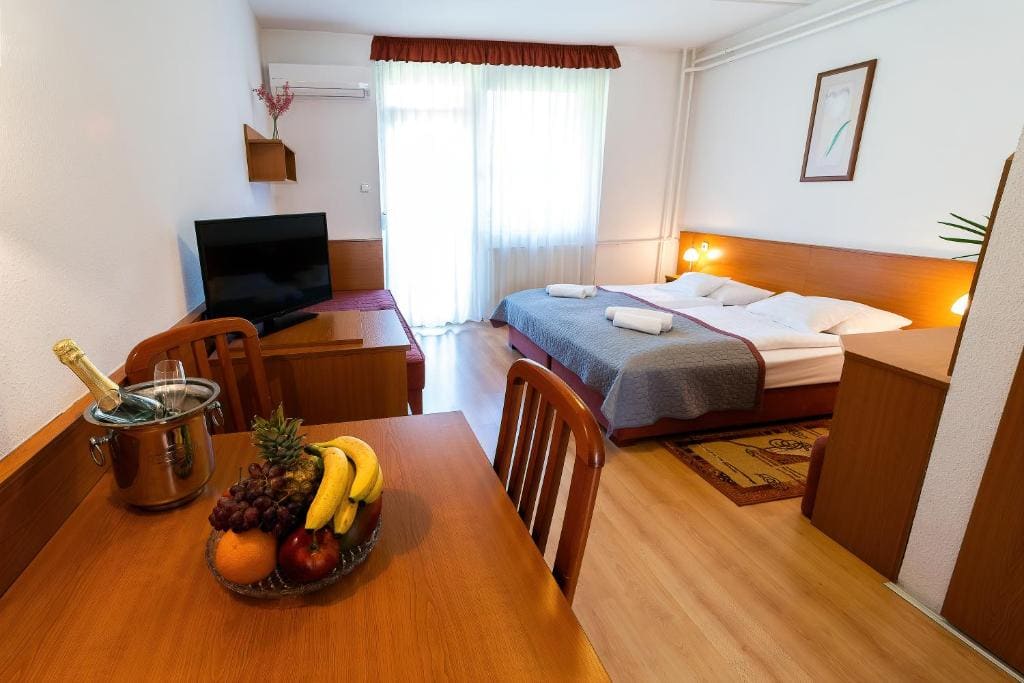 Superior Triple Room room - Image 3