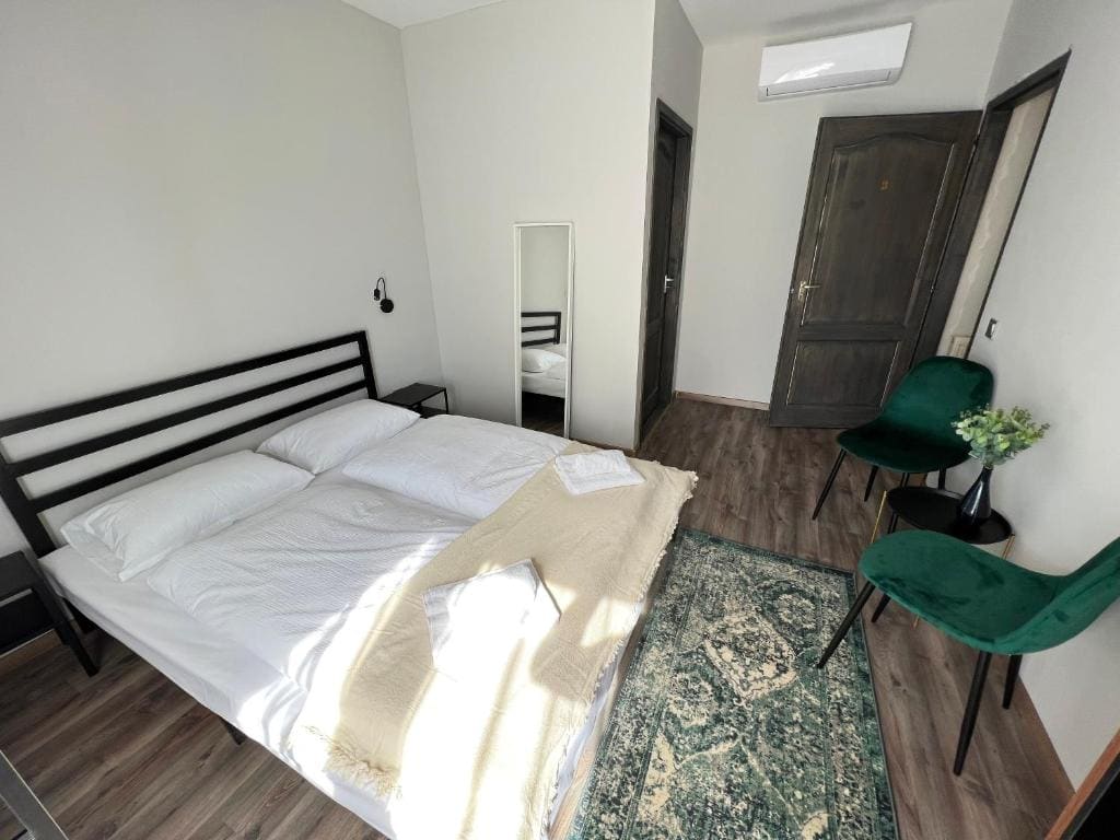 Queen Room with Balcony room - Image 3