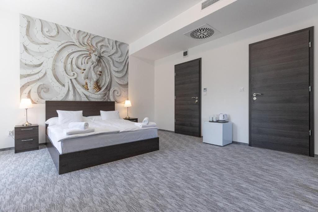 Superior Family Room room - Image 3