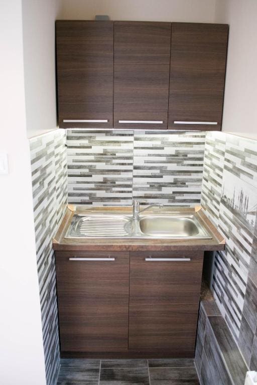 One-Bedroom Apartment room - Image 2