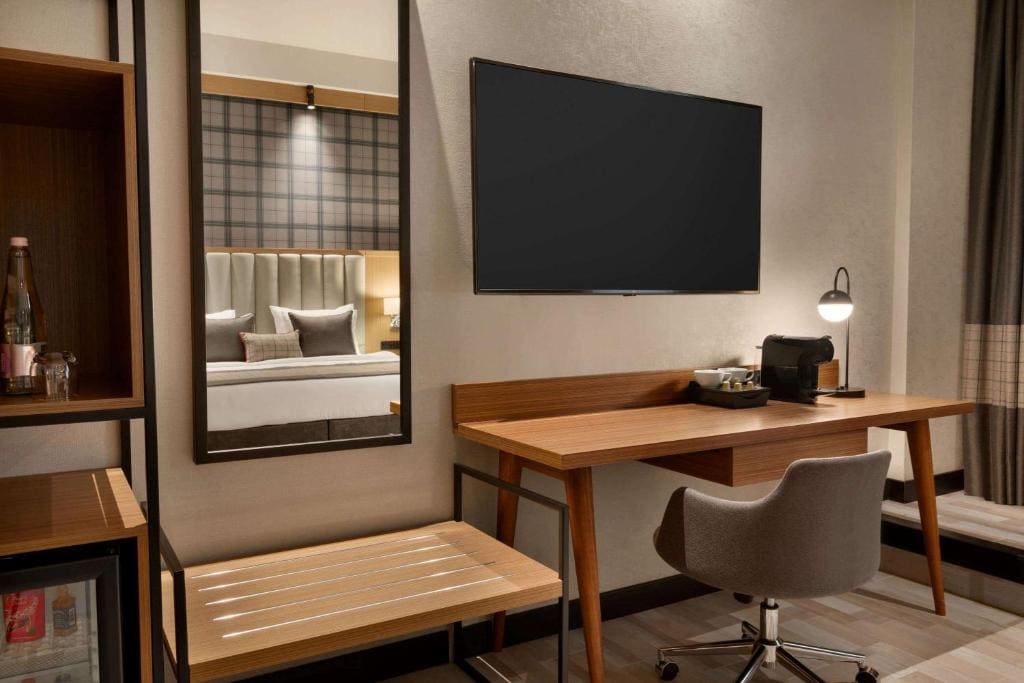 Deluxe King Room - Non-Smoking room - Image 3