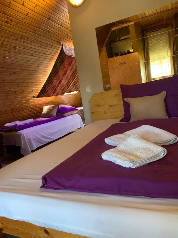 Quadruple Room with Shower room - Image 2