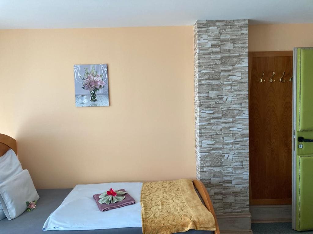 Twin Room with Bathroom room - Image 3