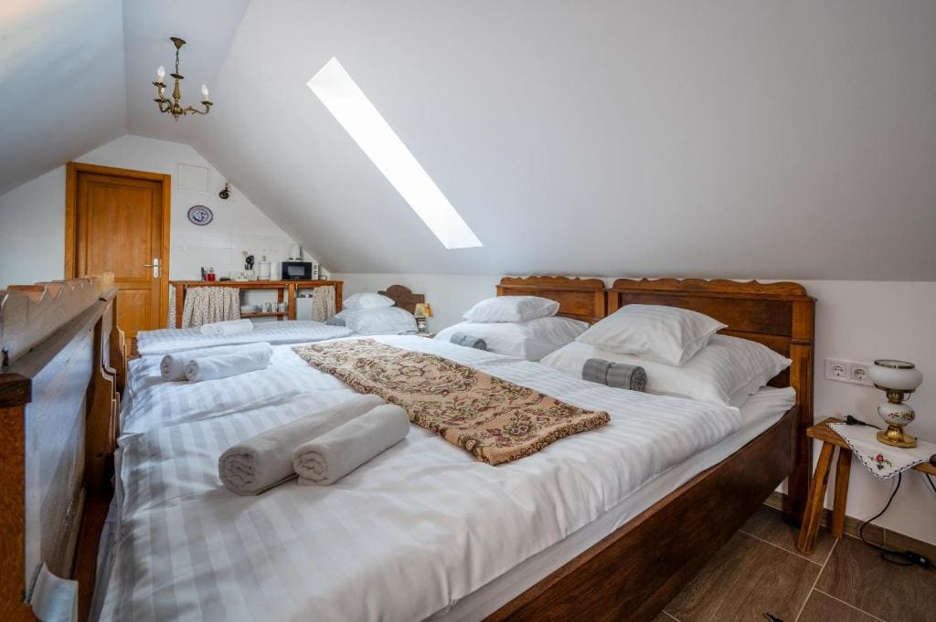 Superior Triple Room room - Image 3