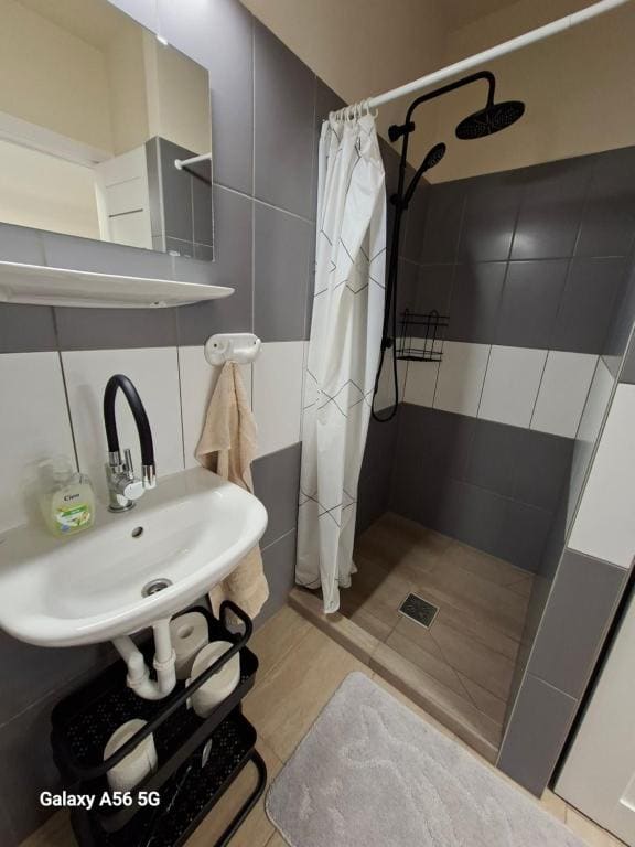 One-Bedroom Apartment room - Image 2
