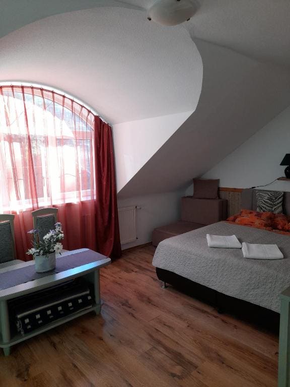 Studio with Double Bed room - Image 3