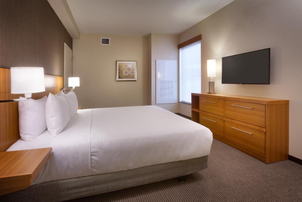 King Suite with Sofa Bed and Roll-In Shower - Disability Access room - Image 2