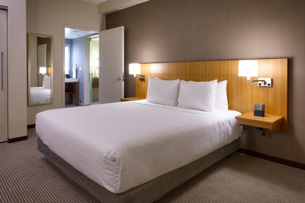 King Suite with Sofa Bed and Roll-In Shower - Disability Access room - Image 3