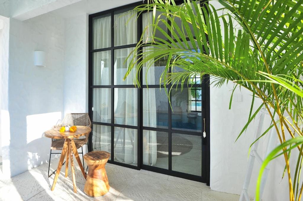 Double Room with Pool View room - Image 2