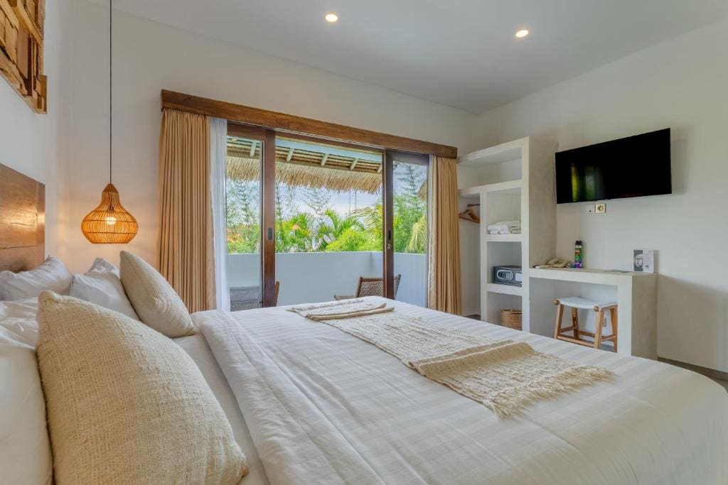 Two-Storey King Suite with Pool Access, Bathtub and Coffee Capsule Machine room - Image 3