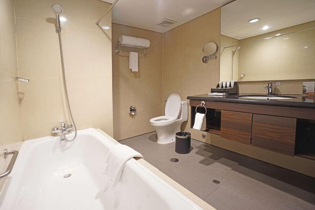 Double Suite - Corner Room/Smoking room - Image 3