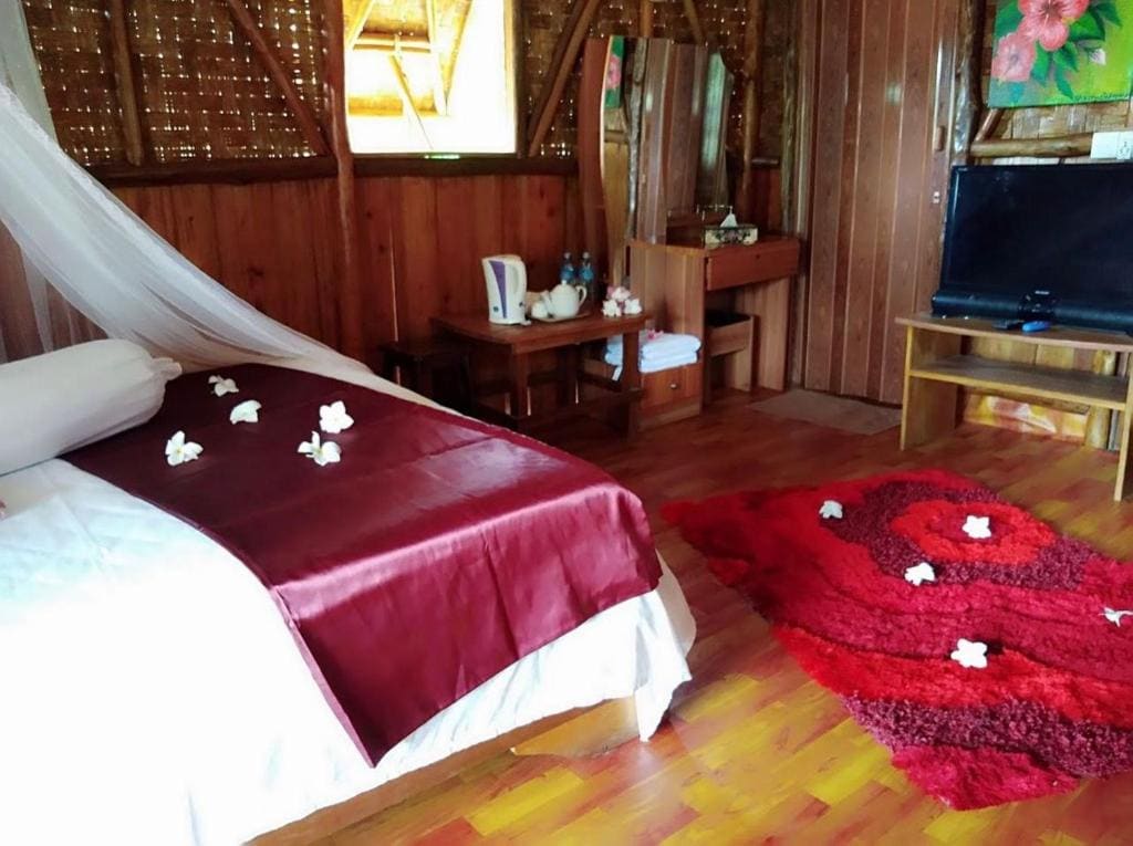 Deluxe Double Room with Side Sea View room - Image 3
