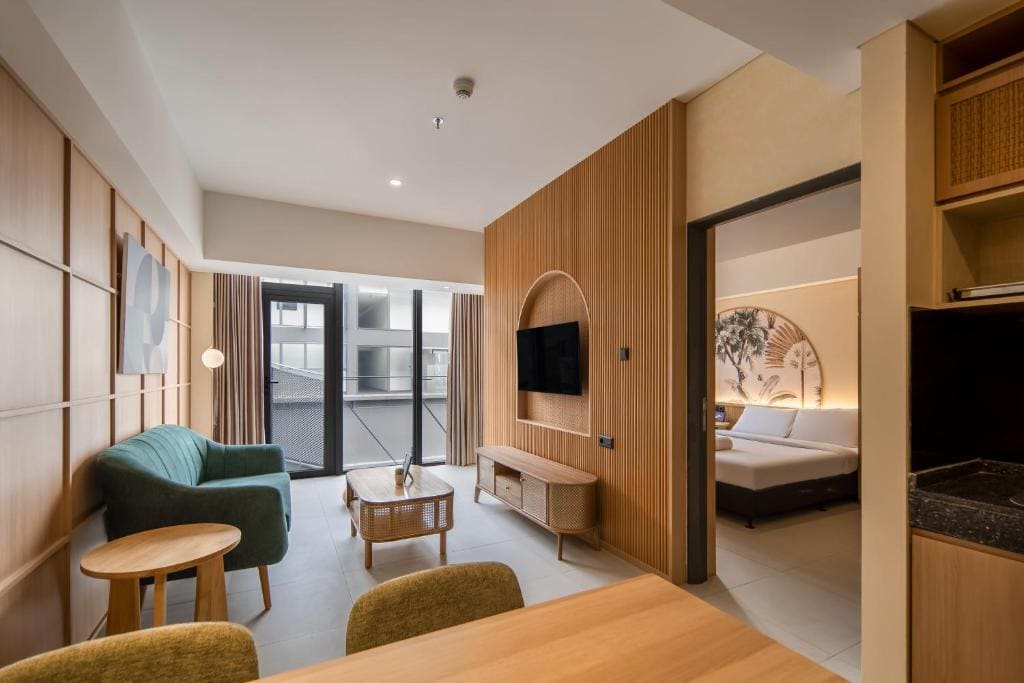 One-Bedroom Apartment with Balcony room - Image 1
