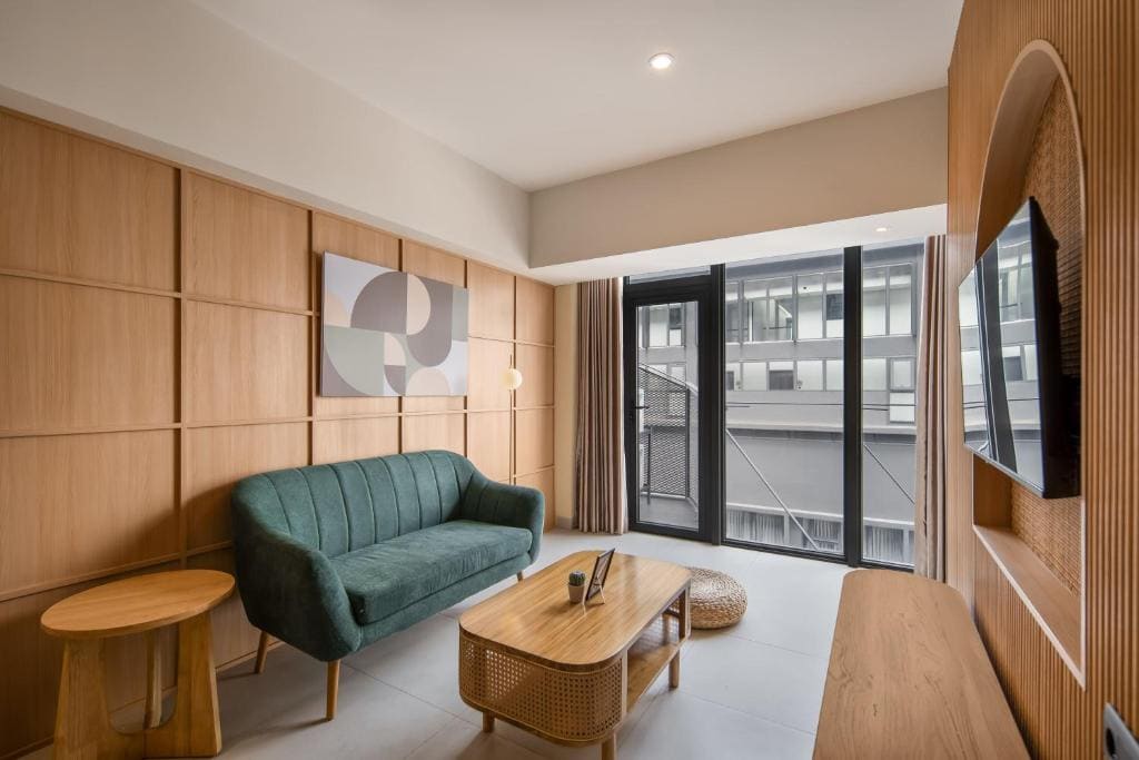 One-Bedroom Apartment with Balcony room - Image 2