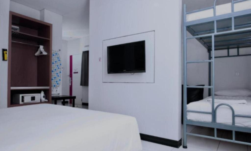 Family Room with Bunk Bed room - Image 2