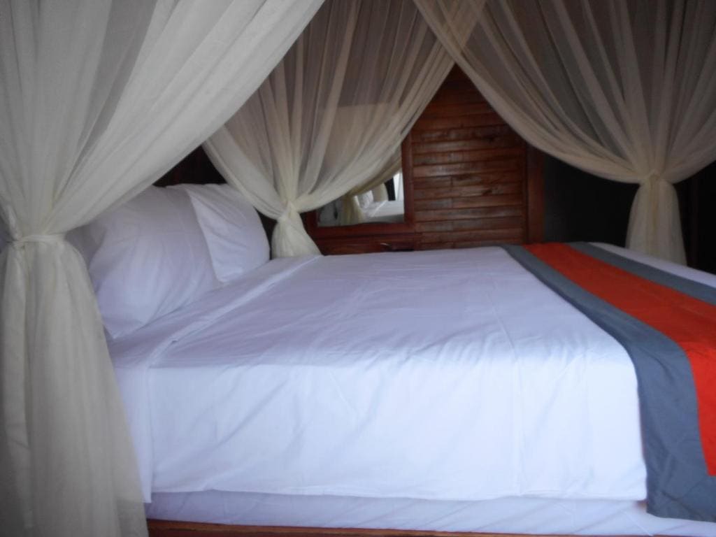One-Bedroom House room - Image 3