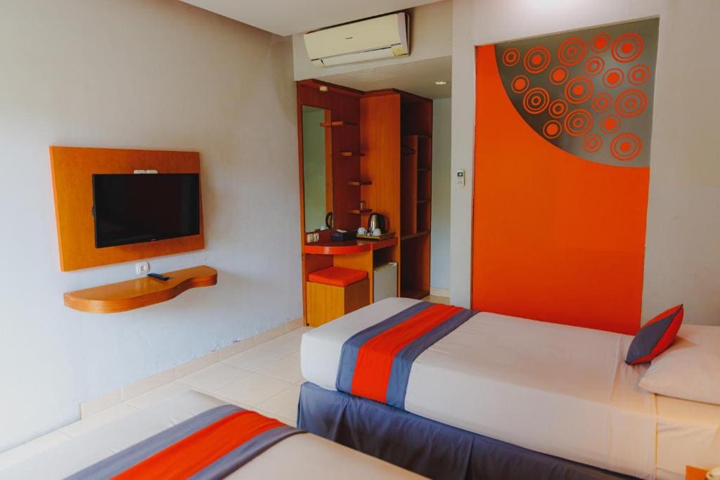 Ground Floor Deluxe Room with Pool Access room - Image 3