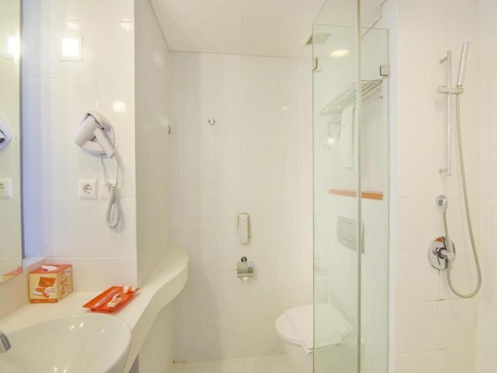 HARRIS Deluxe Pool View room - Image 1