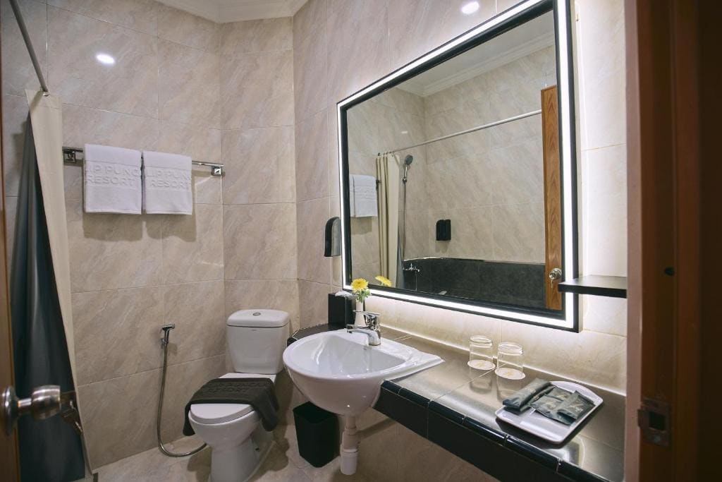 Deluxe Lodge Queen Room room - Image 2