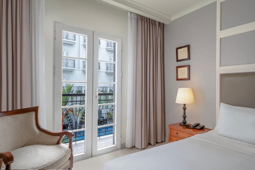 Deluxe King Room with Pool View room - Image 3