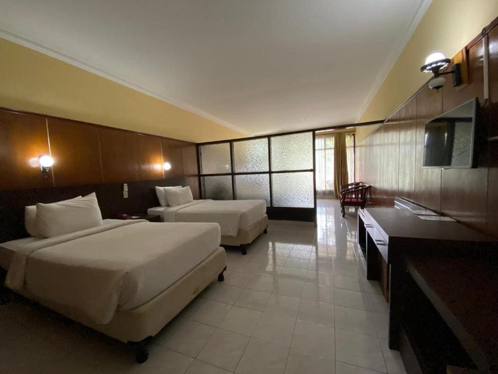 Family Room room - Image 2