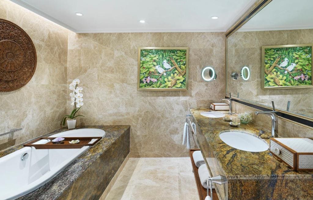One-Bedroom Suite with Club Lounge Access room - Image 3