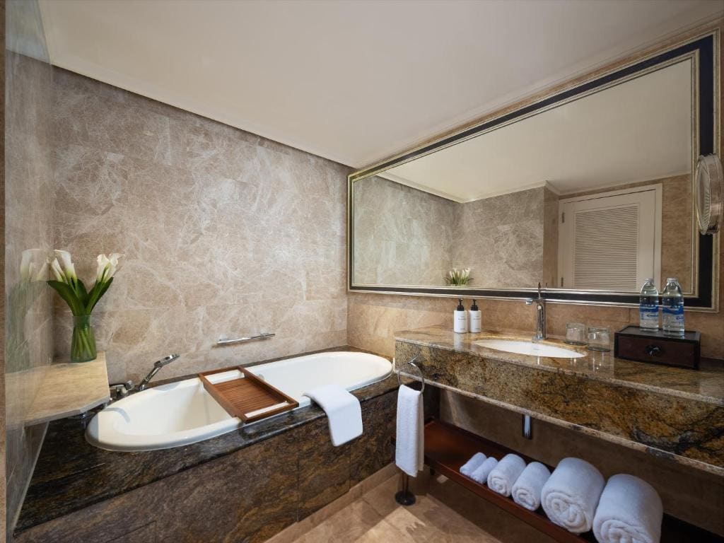 One-Bedroom Suite with Club Lounge Access room - Image 2