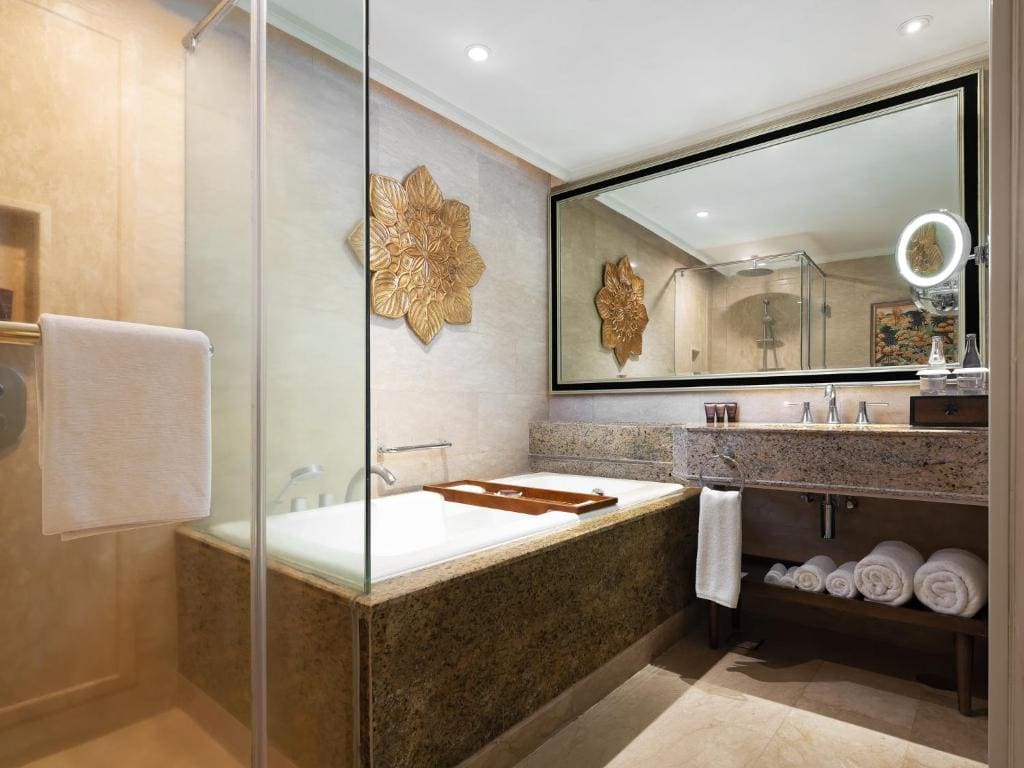 Classic King Room with Balcony and Garden View room - Image 3